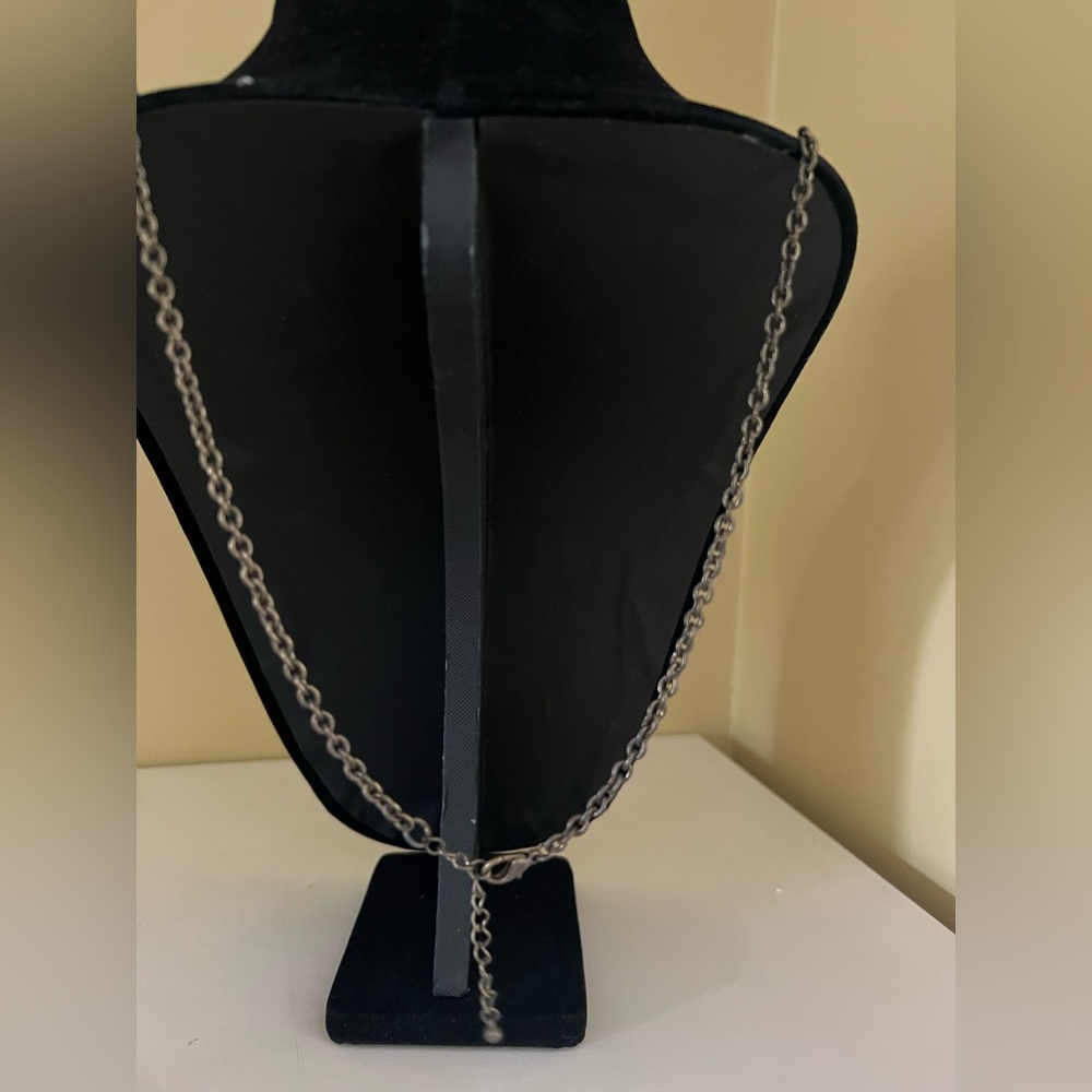 Chic Gold Art Deco Necklace with Floral Pendant and Tassels - Picture 2 of 9